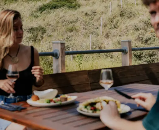 Lunchen in de zon bij gestrand man vrouw